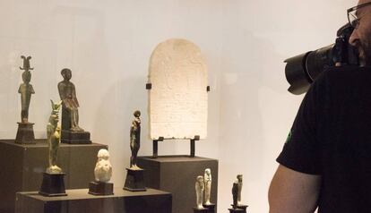 La vitrina con la colección adquirida por el Museo Egípcio.