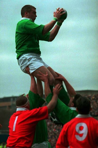 21/03/1998. Torneo Cinco Naciones. Irlanda - Gales. Víctor Costelloe aupado por sus compañeros , mientras Andrew Lewis ( izq. ) y Robert Howley ( derecha ) observan .