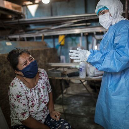 Una mujer llora después de una extracción de sangre durante una prueba de coronavirus en Lima (Perú).