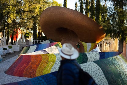 Un hombre mira el mausoleo de José Alfredo en el cementerio de Dolores Hidalgo.