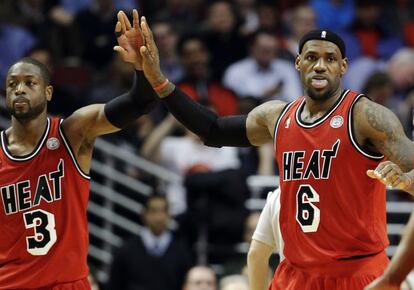 LeBron celebra una canasta junto a Wade.