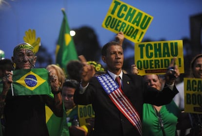 Também diante do Congresso, um homem vestido de Obama se une ao grupo pró-impeachment.