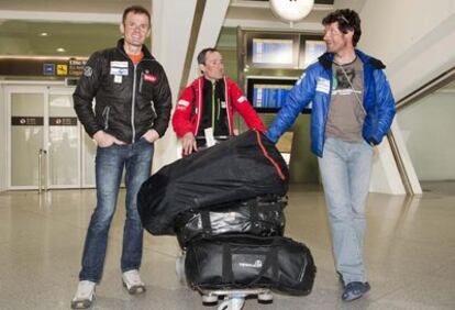 Alberto Iñurrategi (i), Juan Vallejo (d) y Mikel Zabalza han llegado hoy al aeropuerto de Bilbao en Loiu (Vizcaya), tras culminar esta semana la expedición Naturgas/BBK Transantartika 2011, en la que los aventureros vascos han recorrido 3.400 kilómetros en 55 días.