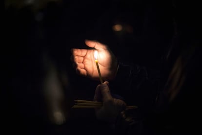 Um ucraniano ortodoxo segura uma vela durante os ritos de Domingo de Páscoa em Donetsk, Ucrânia. 20 de abril de 2014.