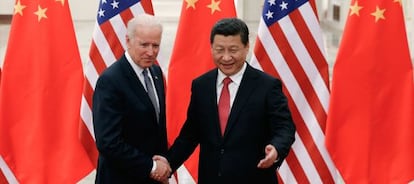 O presidente chinês, Xi Jinping (direita) recebe o vice-presidente dos EUA, Joe Biden, em Pequin.