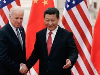 O presidente chinês, Xi Jinping (direita) recebe o vice-presidente dos EUA, Joe Biden, em Pequin.