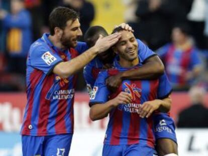 El Zhar es felicitado por Karabelas y Diop.
