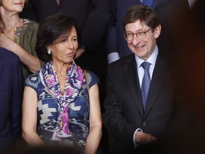Ana Botín, presidenta del Banco Santander, junto a su homólogo en CaixaBank, José Ignacio Goirigolzarri, en junio durante una reunión del Real Instituto Elcano.