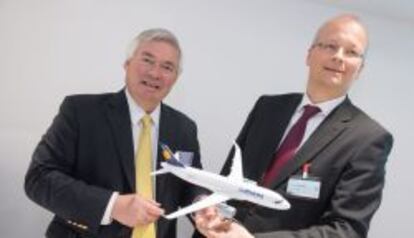 El responsable comercial de Airbus, John Leahy, junto a Nico Buchholz, vicepresidente ejecutivo de Lufthansa