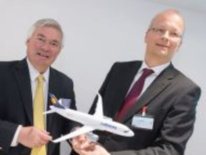 El responsable comercial de Airbus, John Leahy, junto a Nico Buchholz, vicepresidente ejecutivo de Lufthansa