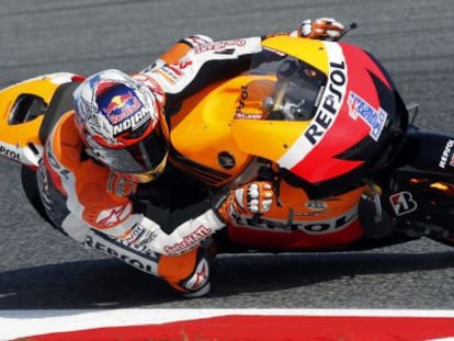  Casey Stoner rueda en Montmeló