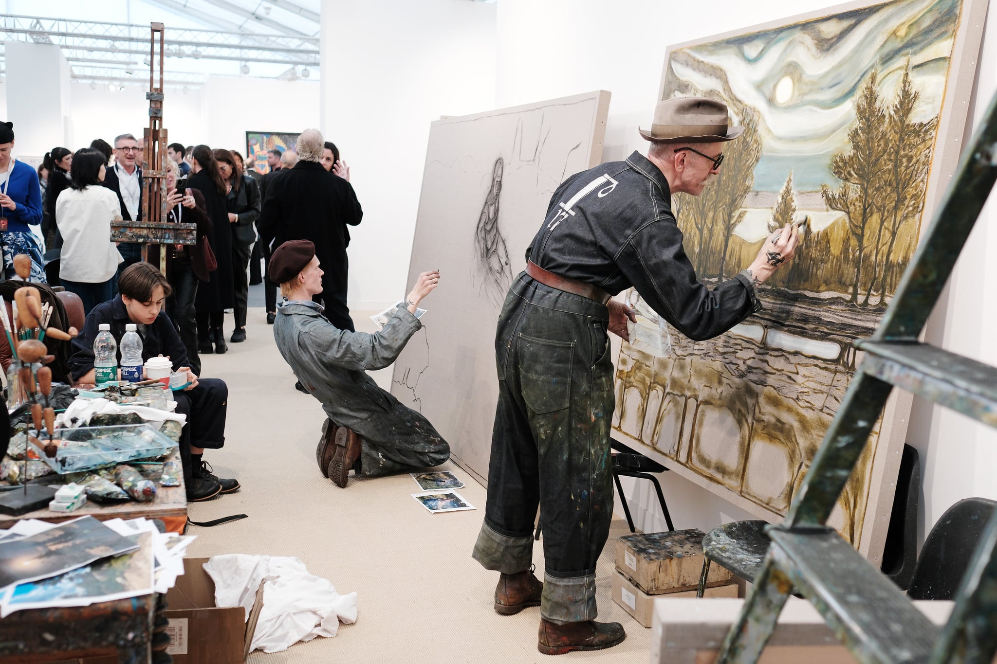 Billy Childish, a la derecha de la imagen, firmó varias obras 'in situ' en la feria Frieze London, que se vendieron horas después en el expositor de Lehmann Maupin. Sus hijos le hicieron de aprendices.