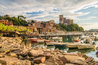 Barcos pesqueros amarrados en el puerto de la localidad de Lerici, en Liguria (Italia).