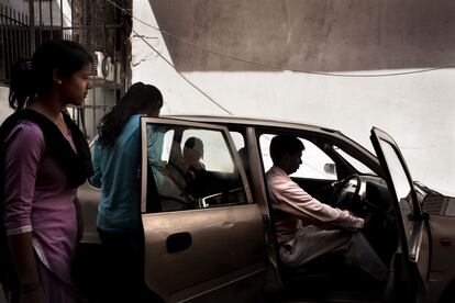 Algunas aspirantes a taxistas empiezan su practica de conducción en la Fundación Azad en el norte de Delhi, Model town.