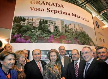 Los Reyes junto a Manuel Chaves, Magdalena Álvarez y otras autoridades en su visita al stand de Granada en Fitur