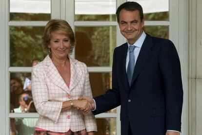 Esperanza Aguirre y José Luis Rodríguez Zapatero, ayer en el palacio de la Moncloa.