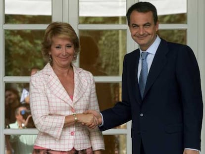 Esperanza Aguirre y José Luis Rodríguez Zapatero, ayer en el palacio de la Moncloa.