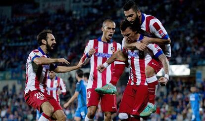 Mandzukic celebra el gol de la victoria junto a Juanfran, Miranda y Arda.