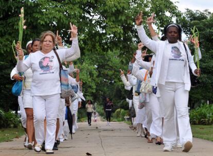 Laura Pollán (izquierda) y Berta Soler, líderes de las Damas de Blanco, encabezan una marcha de familiares de presos políticos en La Habana, el pasado mes de noviembre.