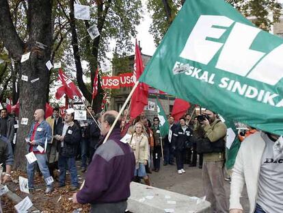 Concentración de trabajadores de Caballito ante Ajuria Enea en 2004.
