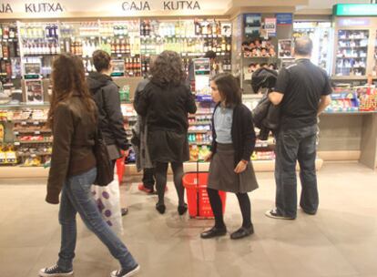 Clientes del Opencor de Alameda de Recalde, en Bilbao, un sábado por la noche.