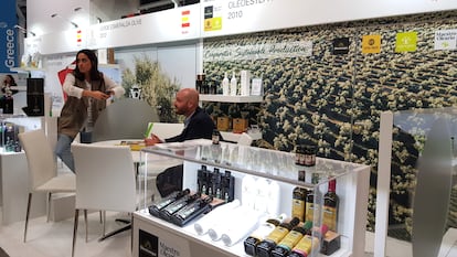 Un expositor de aceite de oliva español en la feria de comida Fancy Food Show, en Nueva York (EE UU).