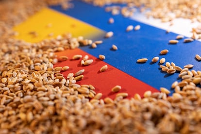 Granos de cereales sobre una ilustración de las banderas de Ucrania y Rusia.