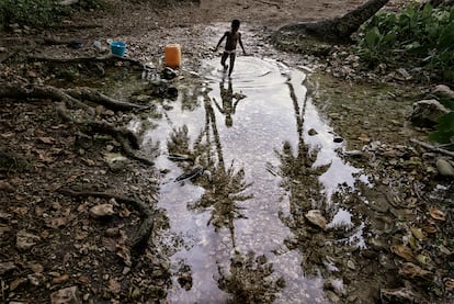 Un niño chapotea en las piscinas del río Nizaíto, en Paraíso.