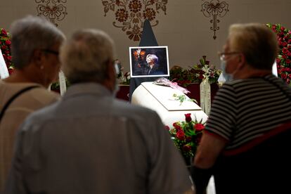 Abre la capilla ardiente de la cantante Núria Feliu en la sala de plenos del distrito de Sants-Monjuic.