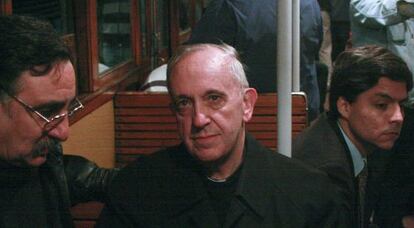 Jorge Bergoglio viaja en el metro de Buenos Aires en 2008, cuando era cardenal.