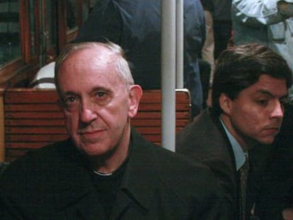  Jorge Bergoglio viaja en el metro de Buenos Aires en 2008, cuando era cardenal. 