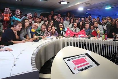 Ignatius, Broncano y Quequé, junto a la bandera de 'Moderdonia', durante una grabación del programa