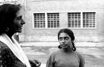 'Abuela y nieta', fotografía tomada en Barcelona, en 1976, perteneciente a la serie 'Mujer marginada en la sociedad'. 
