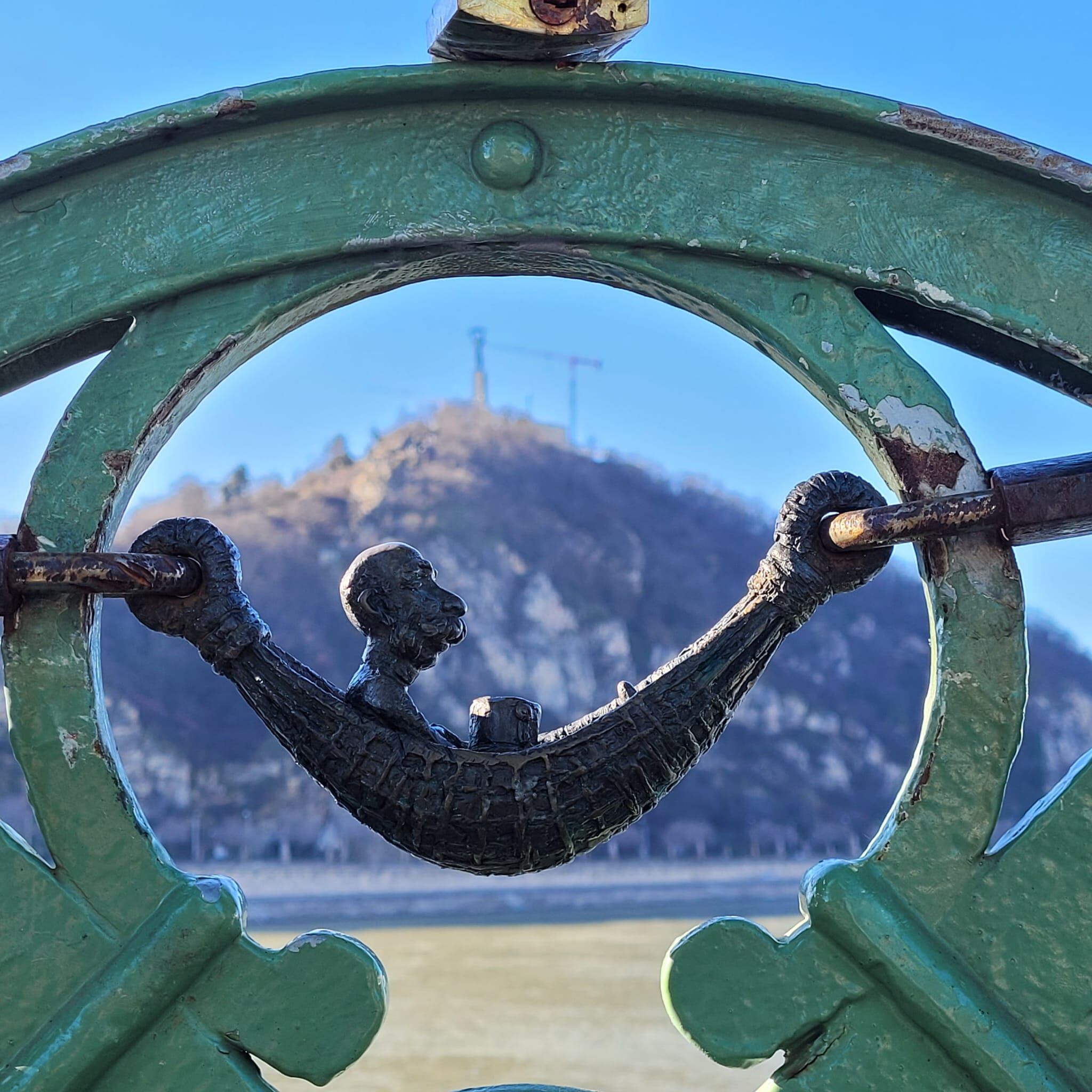 Una de las miniestatuas del artista Mihály Kolodko que se encuentran repartidas por Budapest.