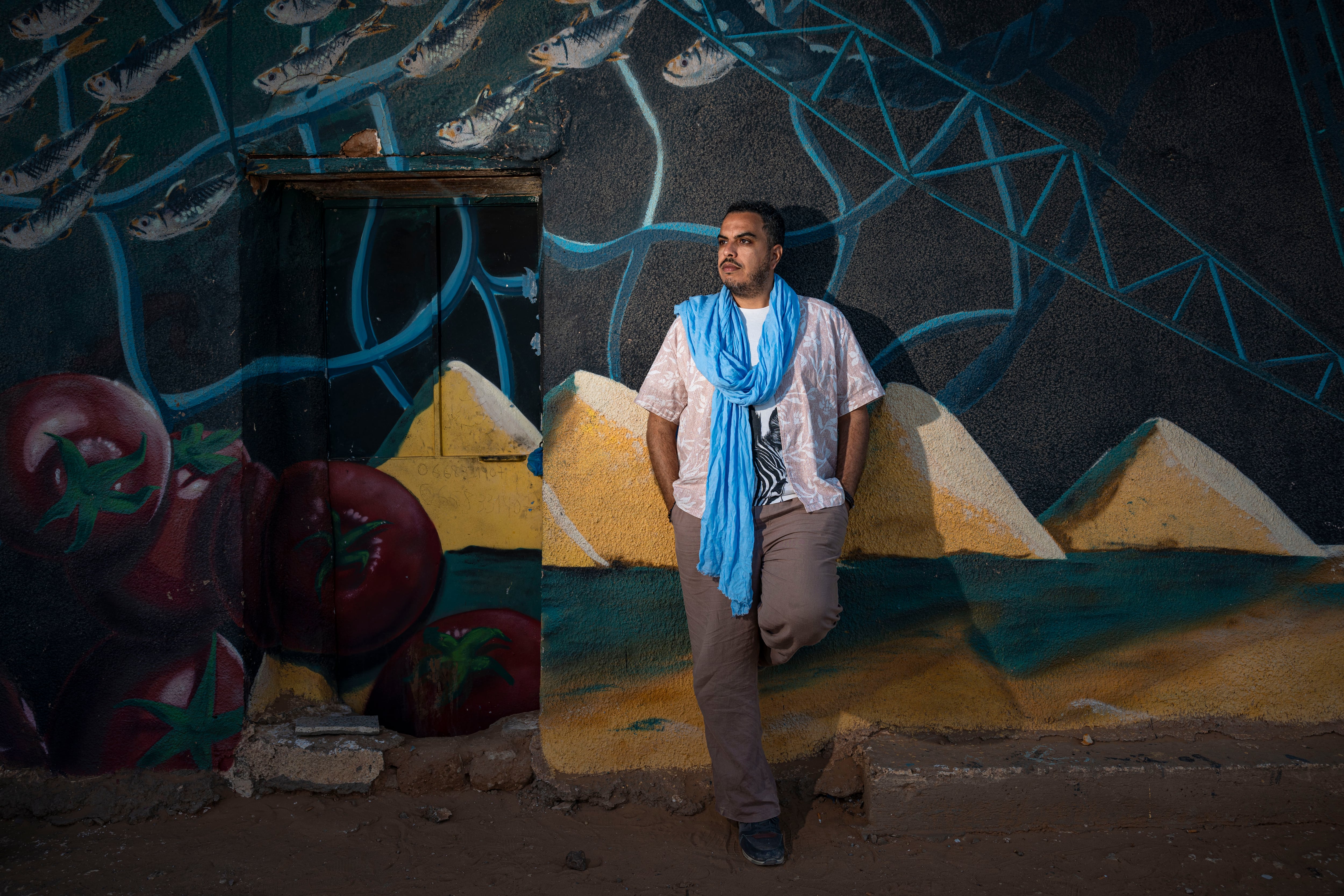 En la imagen, Raouf Farrah, investigador argelino en Auserd, uno de los campamentos de refugiados saharauis de Tinduf, en Argelia.
