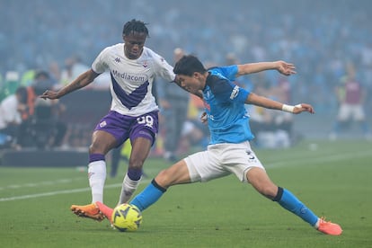 Min-Jae Kim le arrebata un balón a Cristian Kouame, durante un Nápoles-Fiorentina
