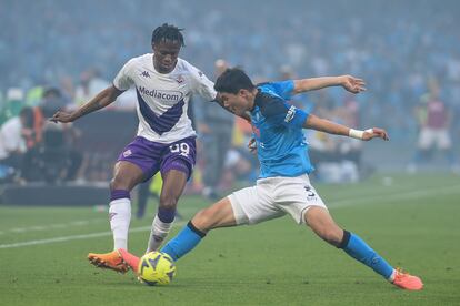 Min-Jae Kim le arrebata un balón a Cristian Kouame, durante un Nápoles-Fiorentina