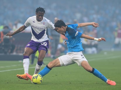 Min-Jae Kim le arrebata un balón a Cristian Kouame, durante un Nápoles-Fiorentina de la Serie A.