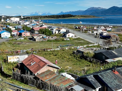 Panorámica de Puerto Williams, en la patagonia chilena, el pueblo más al sur del mundo.