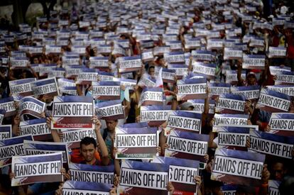 Manifestantes ante el Consulado de China en Manila en el 117 aniversario de la Declaración de Independencia de Filipinas de España. Los activistas protestaban contra las obras chinas en el Mar de China, reclamado por su país.