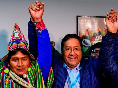 Luis Arce (en el centro), candidato del Movimiento al Socialismo (MAS), celebra con su equipo los primeros resultados.