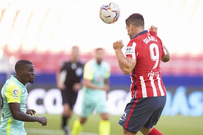 Veintitrés minutos le bastaron a Luis Suárez para imponer su ley en el Wanda Metropolitano. Dos disparos a la red y una asistencia a Marcos Llorente fueron la carta de presentación de El Pistolero, que en su debut a los 33 años como rojiblanco dejó claro que llegó al Atlético de Madrid para seguir siendo ese killer insaciable que en vez de soplar su arma humeante se besa pulgar, el índice y el dedo del medio cuando aprieta el gatillo. ¿Cuántas víctimas será capaz de sumar a su larga lista -149 goles en LaLiga Santander- el uruguayo?