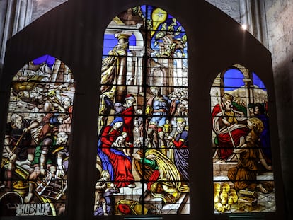 Panel informativo en la catedral de Segovia sobre algunas de las vidrieras de Carlos Muñoz de Pablos.