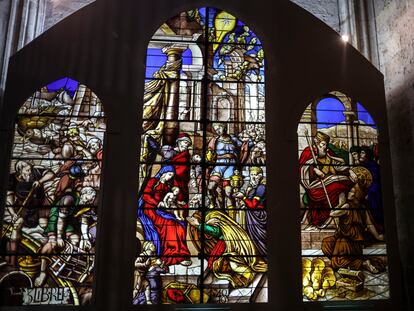 Panel informativo en la catedral de Segovia sobre algunas de las vidrieras de Carlos Muñoz de Pablos.