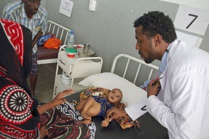 Uno de los tres m&eacute;dicos del nuevo hospital de distrito en Asayita atiende a un ni&ntilde;o desnutrido.