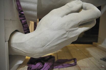 Tras la lectura digital de las medidas de la imponente escultura de 5,20 m de altura, las impresoras 3D pudieron esculpir de nuevo el 'David' en un bloque de resina acrílica. En la imagen, una de las manos.