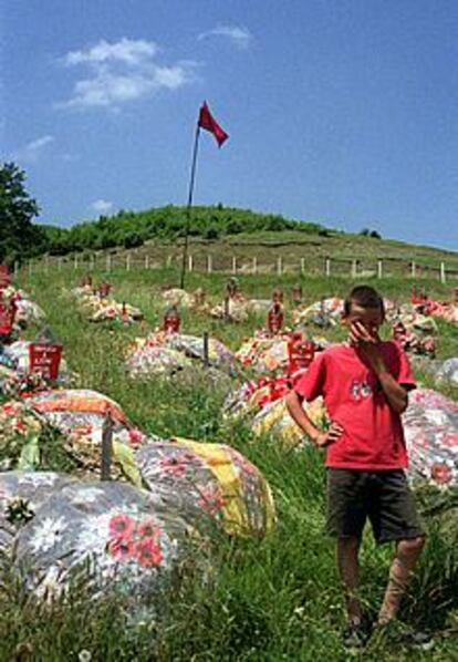 Un cementerio sobre una colina acoge los cuerpos de las víctimas de la matanza de Racak.