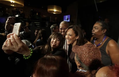 Kamala Harris, con seguidores en un evento de la convención demócrata en San Francisco.