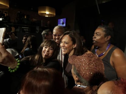 Kamala Harris, con seguidores en un evento de la convención demócrata en San Francisco.