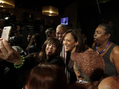 Kamala Harris, con seguidores en un evento de la convención demócrata en San Francisco.